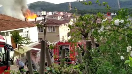 Sultanbeyli'de çatı yangını