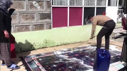 Teyzenin yardımına bekçi koştu..Eline fırçayı alıp halı yıkadı