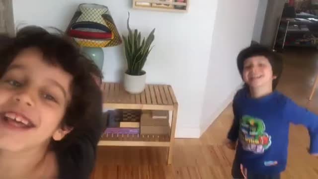 Padres y madres se debaten entre la alegría y el miedo ante la salida de los niños a la calle