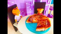 Making HOMEMADE Mini PIZZA Food Baking with DANIEL TIGERS Neighbourhood Toys-
