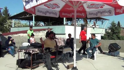 Mahalli şarkıcı evlerinden çıkamayanlar için damda konser verdi