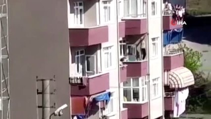 Balkon duvarında tehlikeli dans...Sokağa çıkma yasağında yürekleri ağza getiren anlar kamerada