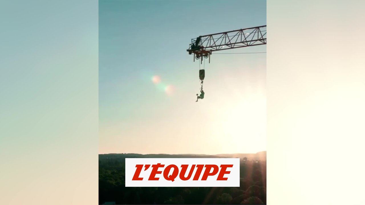 Il jongle suspendu dans le vide - Foot - WTF
