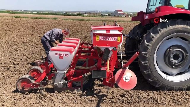 Sokağa çıkma kısıtlamasından muaf tutulan çiftçiler tohumları toprakla buluşturuyor