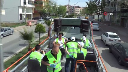 Kocaeli'de evde kalan vatandaşlara üstü açık otobüsten moral konseri