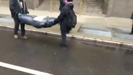 Dejan bolsas de cadáveres falsas frente a propiedades de Trump en protesta por su gestión