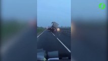 Ce conducteur réussit à remettre son camion sur les roues... de justesse