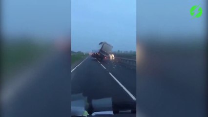 Ce conducteur réussit à remettre son camion sur les roues... de justesse