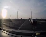 Ce motard réussit l'impossible et évite le pire sur l'autoroute