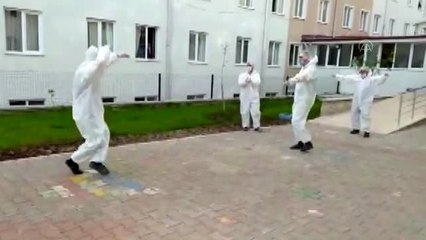 Karantinadakilere moral vermek için Tokat sarması oynadılar