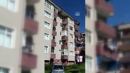 Balkonun kenarına çıkarak dans eden kişi görenleri şaşırttı