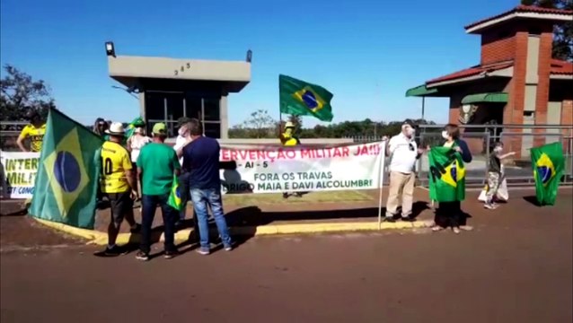 Protesto pedindo intervenção militar é realizado em Cascavel