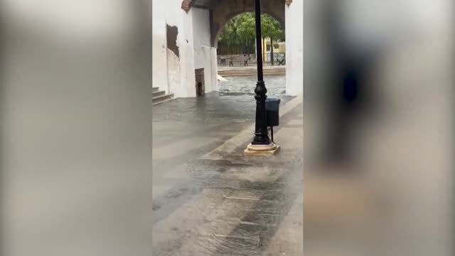 Una fuerte tormenta causa inundaciones en la localidad de Guadix