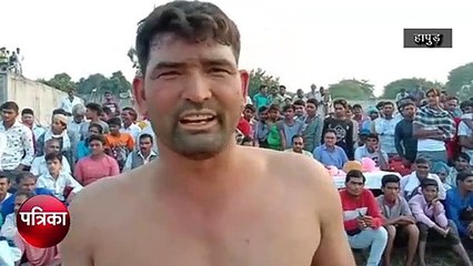 दंगल देखने के लिए पहुंचे लोग