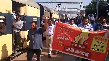दिल्ली - मुम्बई रेलवे लाइन पर आक्रोशित कर्मचारियों ने जंगी प्रदर्शन