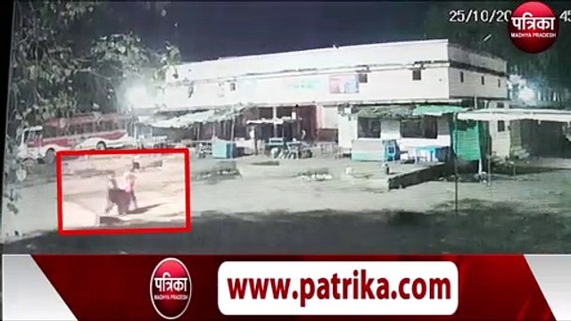 सड़क पर बैठी महिला को ऐसे उठाकर ले गए दो युवक