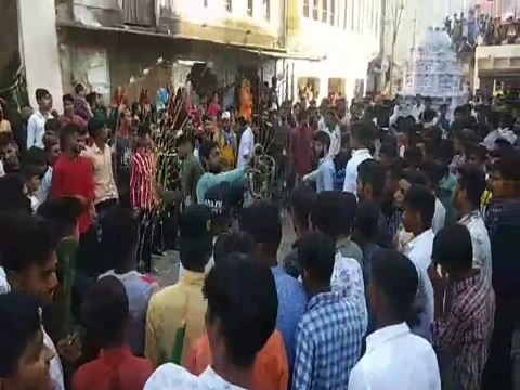 मातमी धुनों के साथ निकाले जुलूस,दिखाए करतब