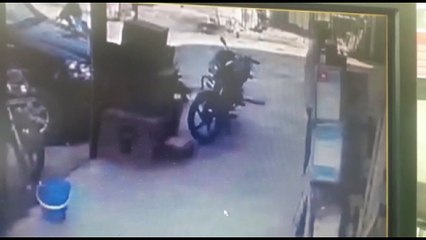 देखते ही देखते जमीन के अंदर समा यह शख्स