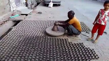 दीयों को दे रहे आकार कुंभकार परिवार