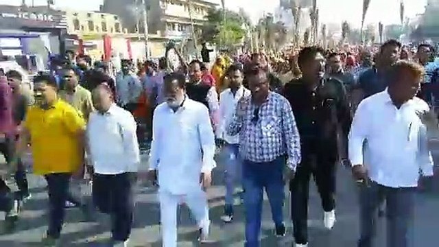 निगम के सफाई कर्मचारियों की हड़ताल, महापौर के घर का घेराव