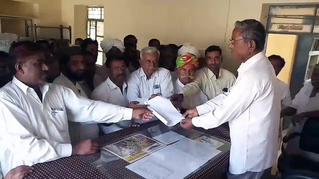 किसानों ने फसल खराबे को लेकर कलेक्टर के नाम सौंपा ज्ञापन