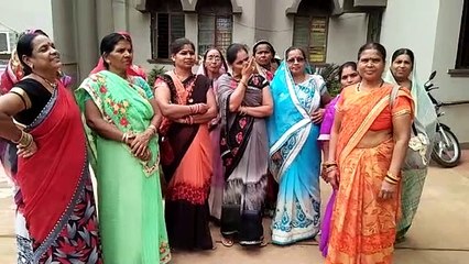 महिलाओं ने उप स्वास्थ्य केंद्र में नर्स की मांग को लेकर किया प्रदर्शन