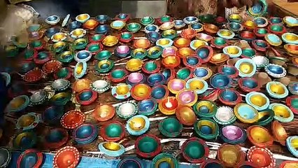 इस प्रदर्शनी में आये हैं ख़ास दिए, मिट्टी नहीं बल्कि इस आर्गेनिक चीज़ से बने हैं