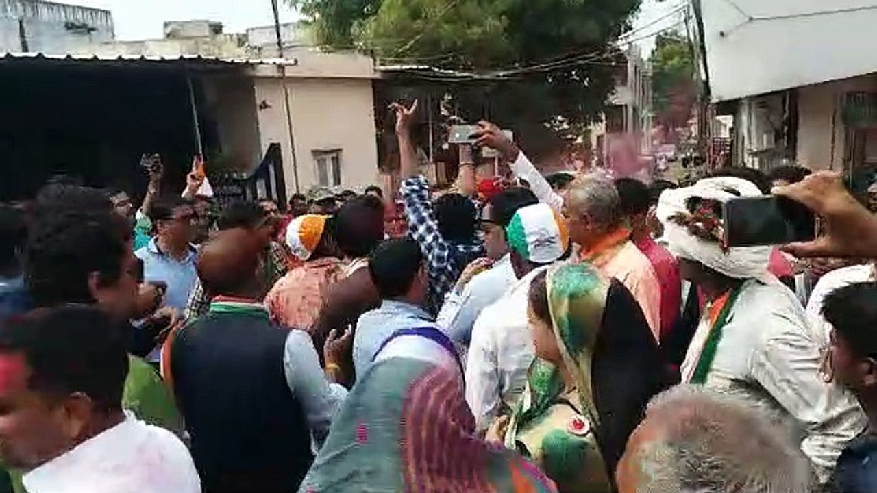 जीत की ओर कांग्रेस के कांतिलाल भूरिया, बोले- जनता ने दिया आशीर्वाद, कांग्रेसियों ने मनाया जश्न