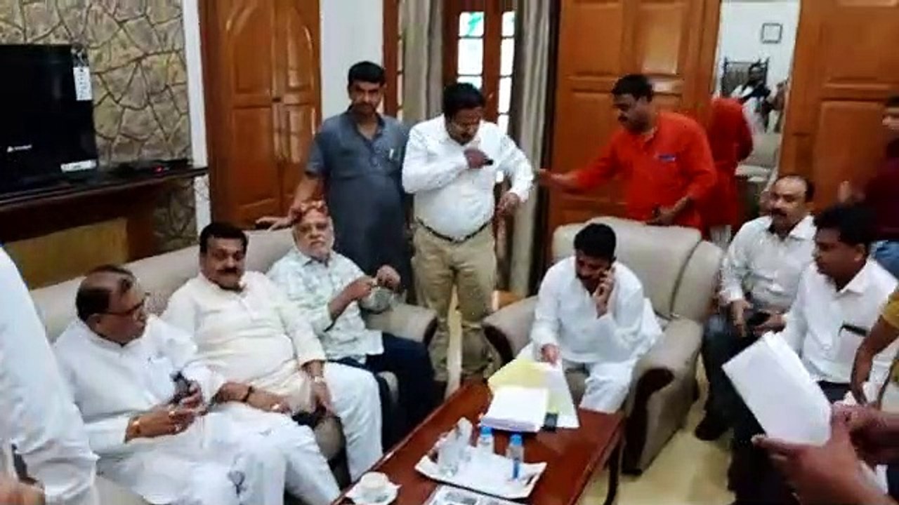 गृह मंत्री बाला बच्चन से मुलाकात के बाद किशोर कोडवानी ने खत्म किया धरना