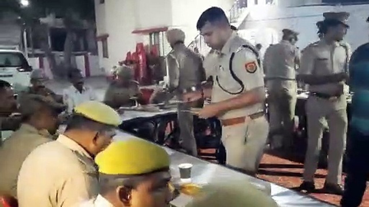 एसएसपी शैलेश कुमार पांडेय की नेक पहल, सिपाही और होमगार्ड को परोसा खाना- देखें वीडियो