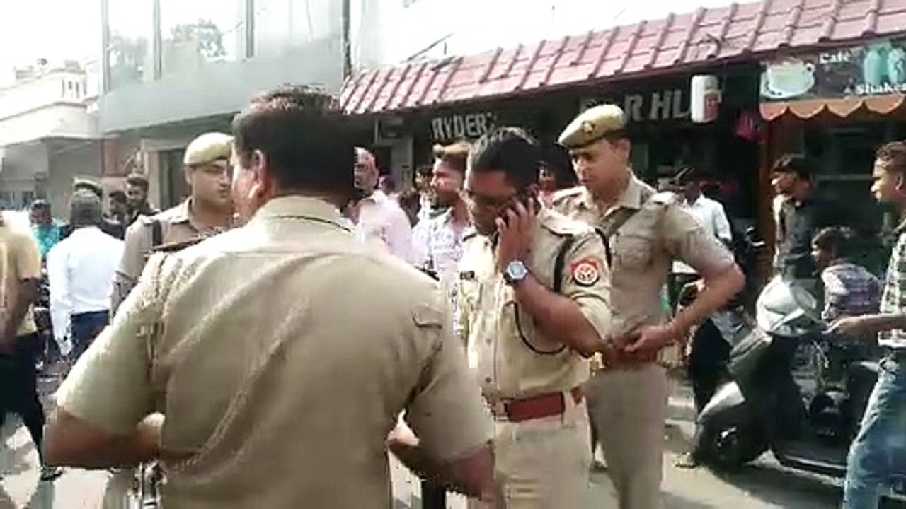 सीएम योगी ने अफसरों को दिए आदेश- सिपाही के हाथ में डंडे की जगह दिखा मोबाइल तो कर दो सस्पेंड