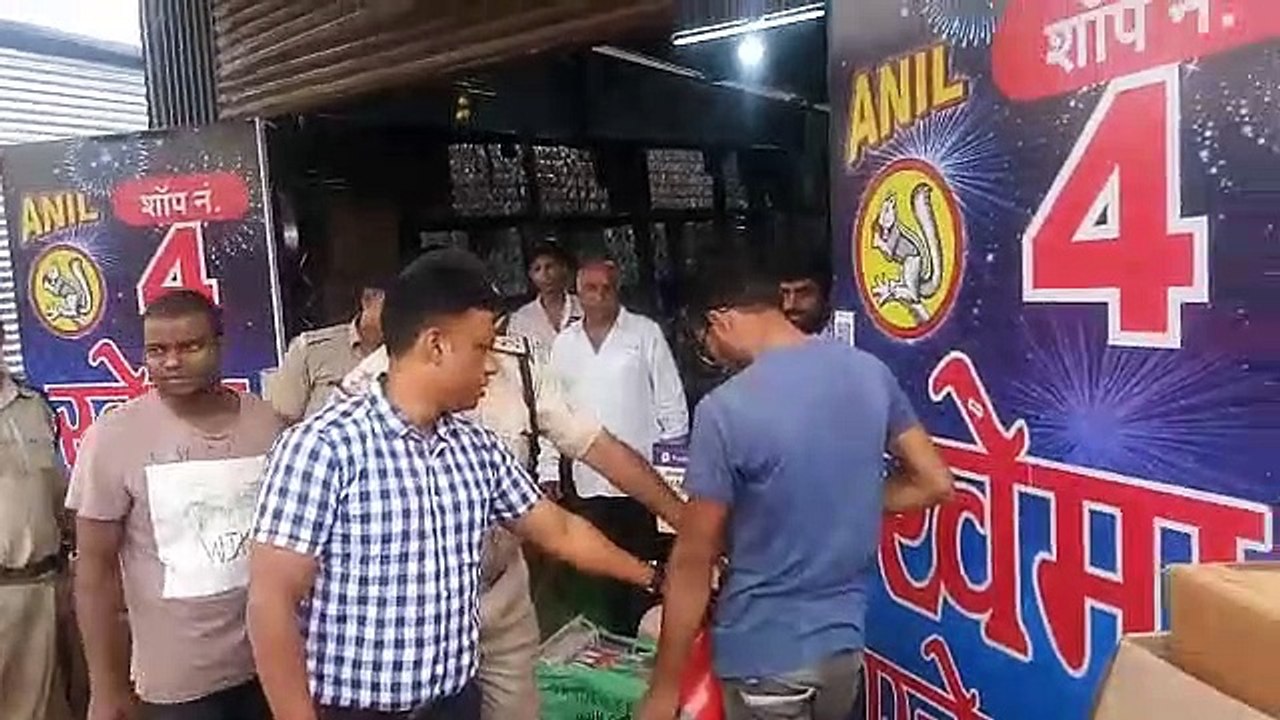 रीजनल पार्क स्थित पटाखे की दुकानों पर पहुंची फा...