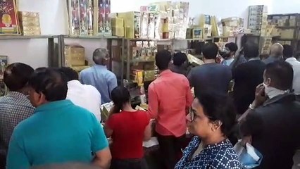 सहकार मार्ग पर पटाखों की सरकारी दुकान पर उमड़ी भीड़