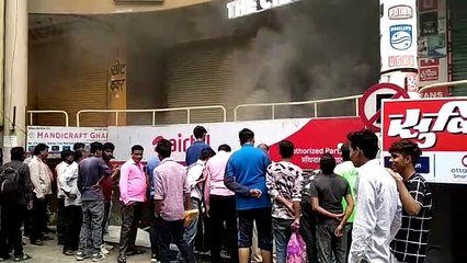 एमटीएच कंपांउड में लगी भीषण आग, मोबाइल कंपनी मालिक को हुआ भारी नुकसान