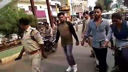Handcuffs in hand, police siren from behind, police took accused to fo