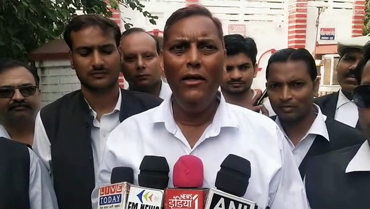हड़ताल पर बैठे अधिवक्ता, जानिए ऐसा क्या हुआ!