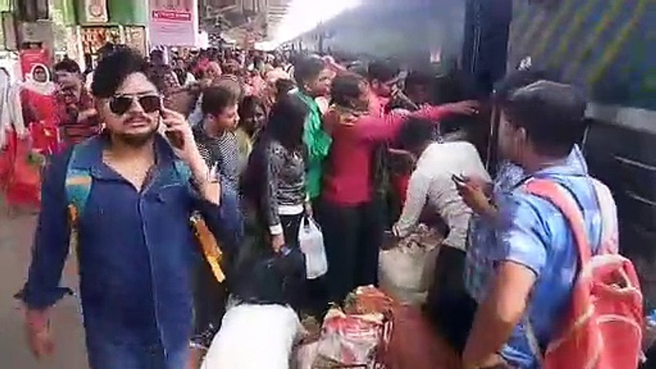 अपनों के साथ दीवाली मनाने ठसाठस भरी ट्रेनों में...