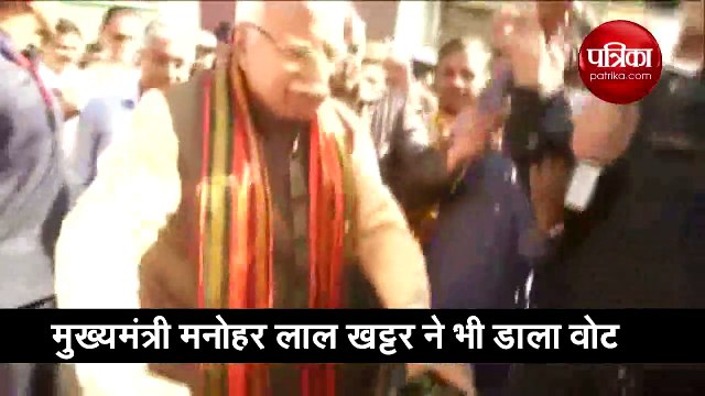 Video: ट्रेन से सफर कर करनाल पहुंचे खट्टर, साइकिल से वोट डालने पहुंचे पोलिंग बूथ