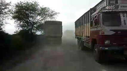 गड्ढों में तब्दील हुआ रोड, वाहन चालक हो रहे परेशान, जिम्मेदार नहीं दे रहे ध्यान
