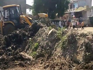 पुलिस मौजूदगी में पंचायत ने सरकारी भूमि से हटाया अतिक्रमण