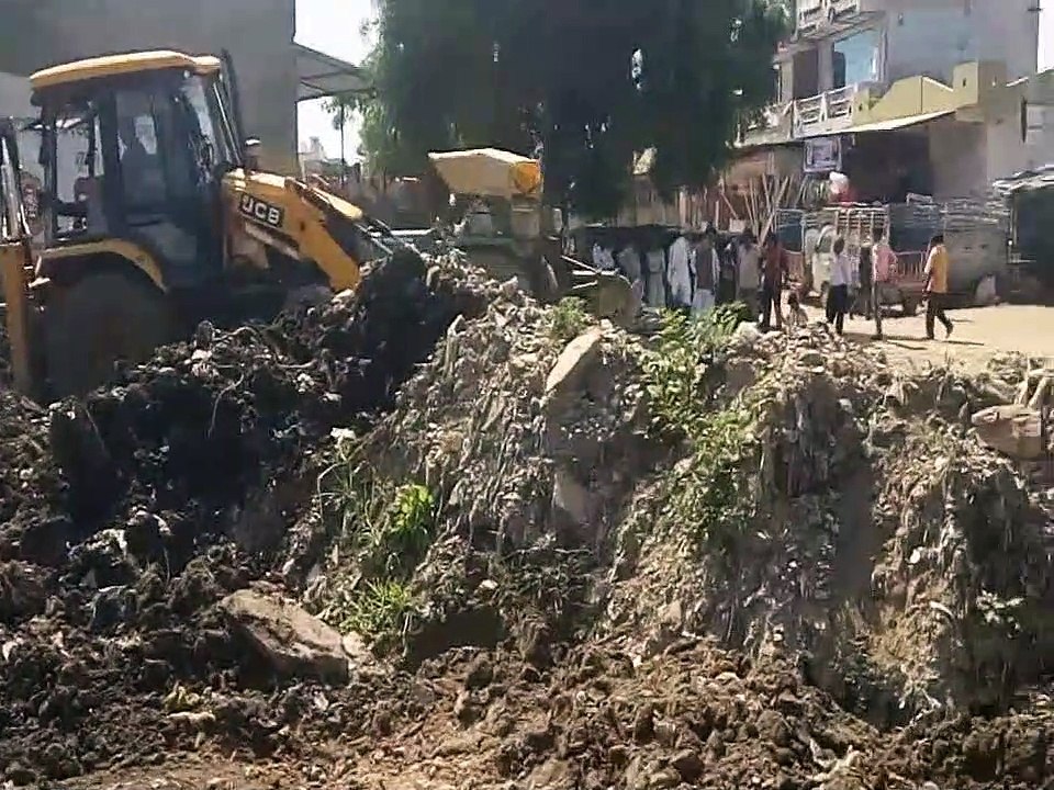 पुलिस मौजूदगी में पंचायत ने सरकारी भूमि से हटाय...
