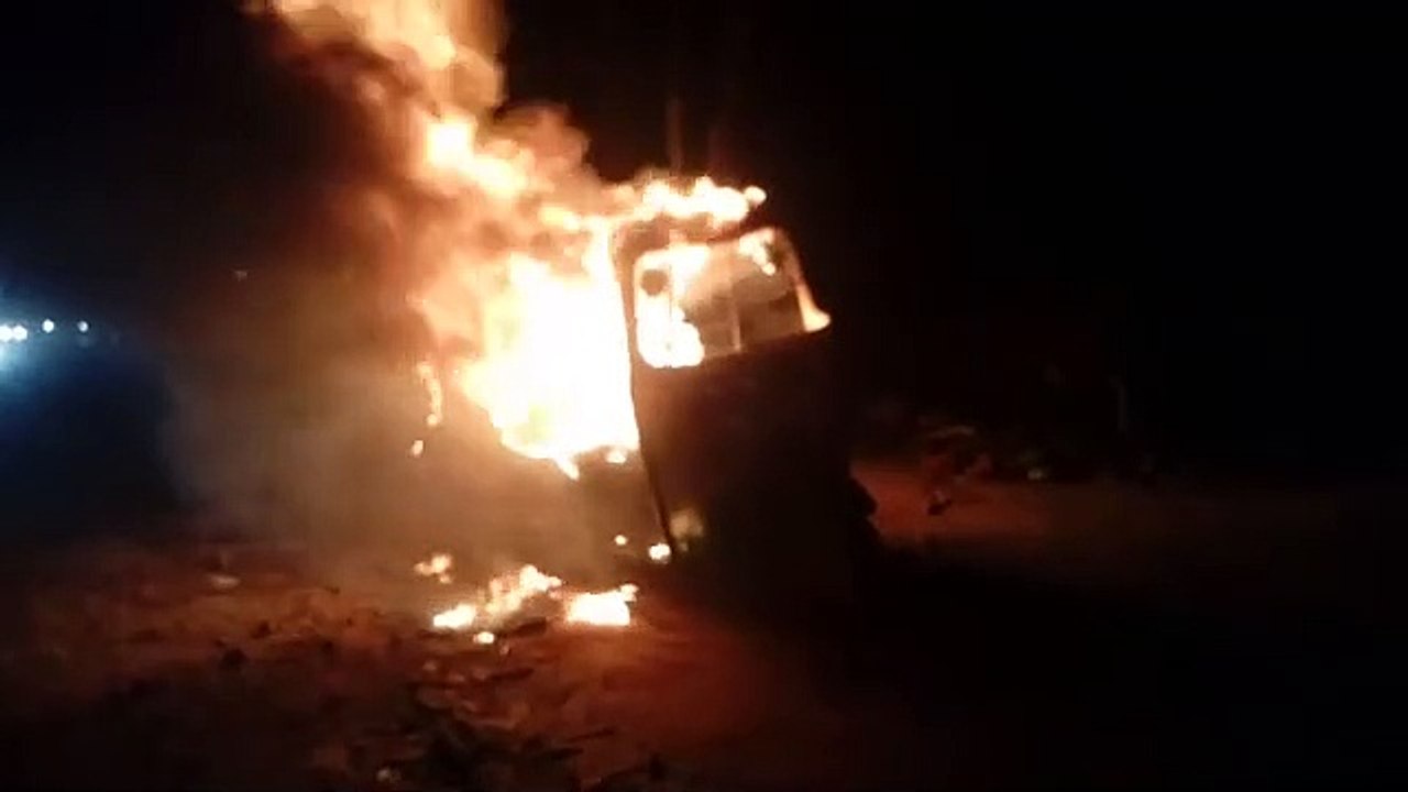 खड़े ऑटो में अचानक लगी भीषण आग इलाके में मची भगदड़