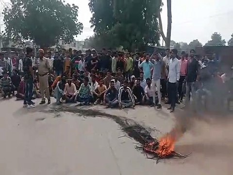 छात्रों ने सडक़ पर टायर जलाकर किया प्रदर्शन