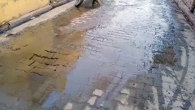 जलदाय विभाग की लापरवाही के चलते पाइप लाइन लीकेज के कारण सड़क पर बहता रहा पानी