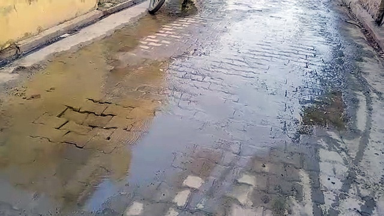 जलदाय विभाग की लापरवाही के चलते पाइप लाइन  लीके...