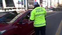 Başkent'te polis trafikteki sürücüleri denetledi