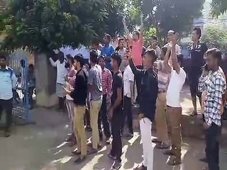नलों में आ रहा गंदा पानी, लोगों ने किया प्रदर्शन