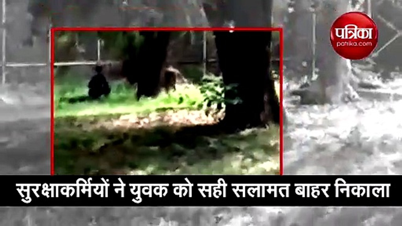 दिल्ली के चिड़ियाघर में फिर शेर के बाड़े में कूदा शख्स, कैमरे में कैद हुई ये घटना