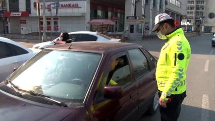 Trafik polislerinden sokağa çıkan araçlara denetim