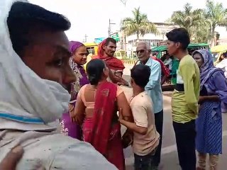 woman beat young man on the road